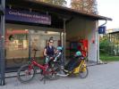 Sabine und Nils im Bahnhof Greifenstein-Altenberg, 173 m