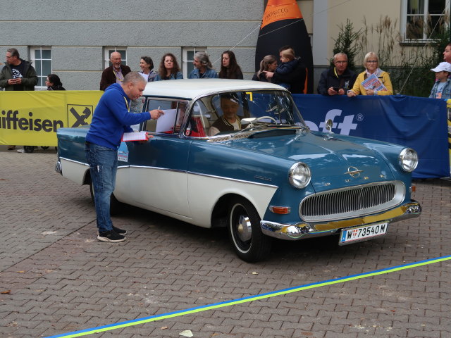 Opel Rekord Olympia am Rathausplatz