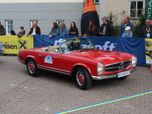 Mercedes-Benz 230 SL am Rathausplatz