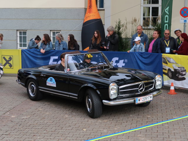 Mercedes-Benz 280 SL Cabrio am Rathausplatz