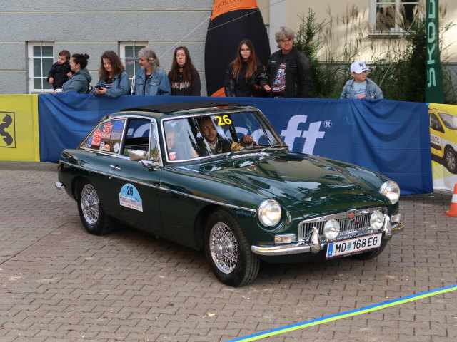 MG B GT am Rathausplatz