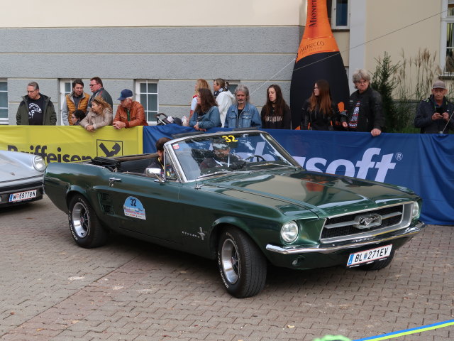 Ford Mustang Cabrio am Rathausplatz