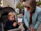 Nils und Mama am Rathausplatz