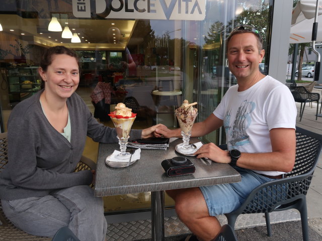 Sabine und ich im Eissalon Dolce Vita in Leopoldau