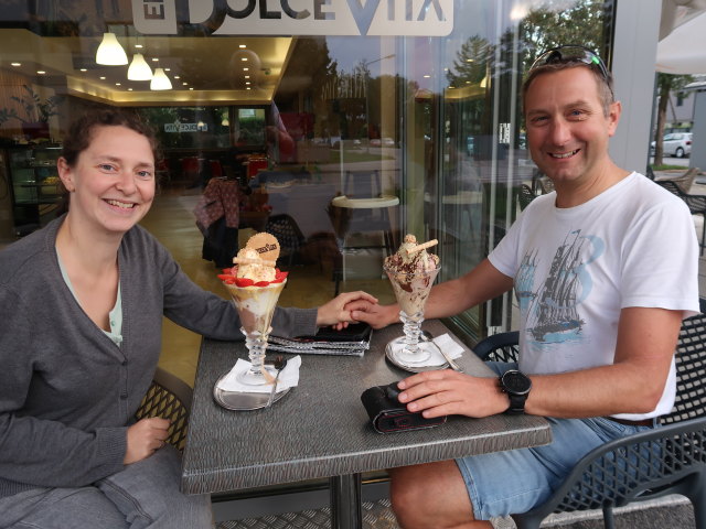 Sabine und ich im Eissalon Dolce Vita in Leopoldau