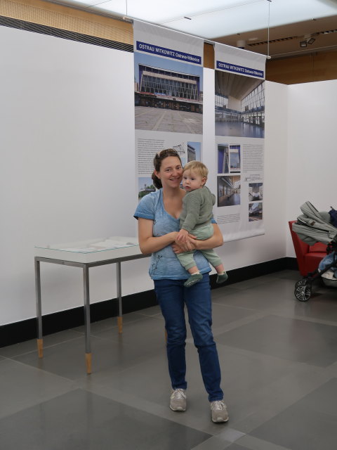 Sabine und Nils in der Ausstellung 'Bahnhöfe - Stationen in Europa'