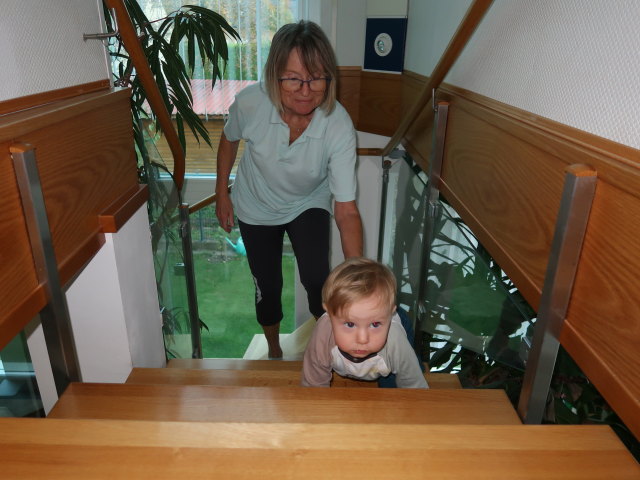 Mama und Nils im Haus meiner Eltern