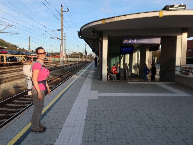 Nils und Sabine im Bahnhof Gloggnitz, 439 m