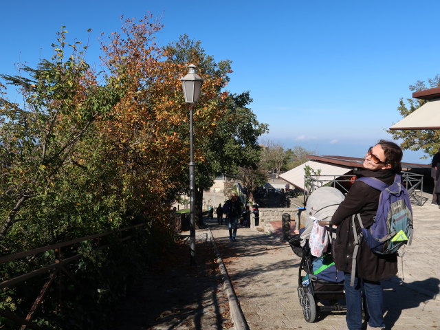 Nils und Sabine in der Salita alla Rocca in der Città di San Marino (4. Nov.)