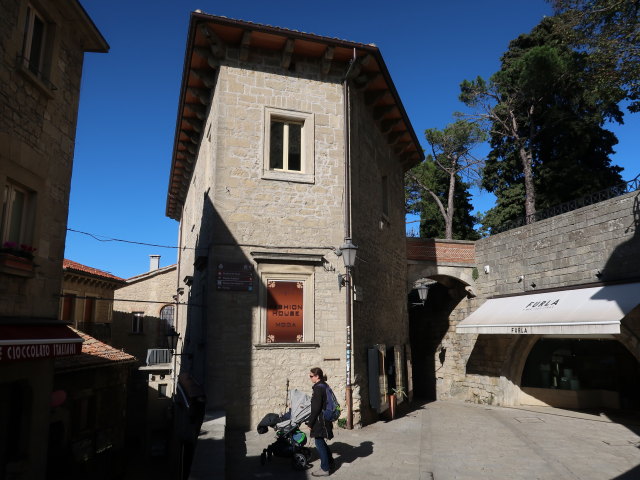 Nils und Sabine in der Contrada della Pieve in der Città di San Marino (4. Nov.)