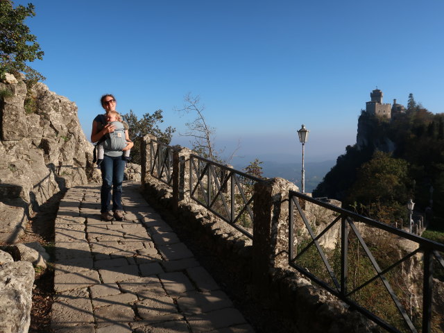 Sabine und Nils beim Prima Torre in der Città di San Marino (4. Nov.)