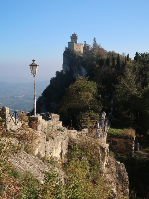 Sabine beim Prima Torre in der Città di San Marino (4. Nov.)