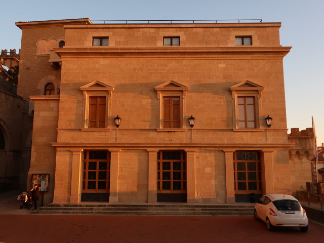 Nils und Sabine beim Teatro Titano in der Città di San Marino (4. Nov.)