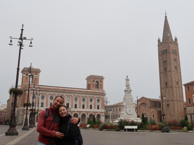 Ich und Sabine auf der Piazza Aurelio Saffi in Forlì (5. Nov.)