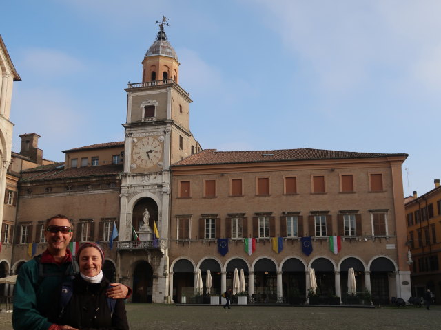 Ich und Sabine beim Palazzo Comunale in Modena (6. Nov.)