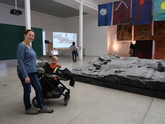 Sabine und Nils in der Sonderausstellung 'Forms of the Shadow'