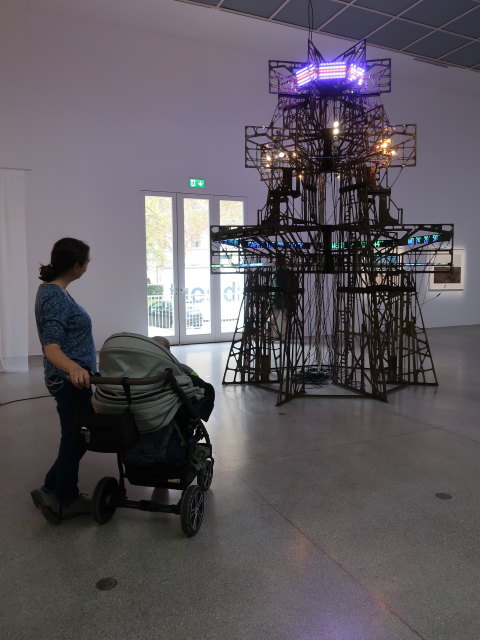 Sabine und Nils in der Sonderausstellung 'Forms of the Shadow'