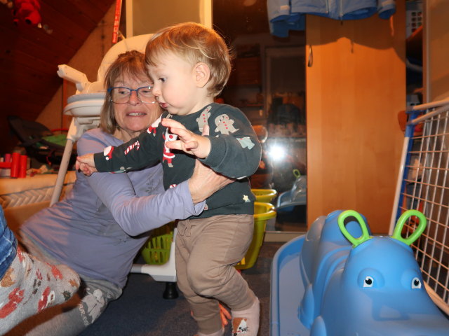 Mama und Nils im Haus meiner Eltern