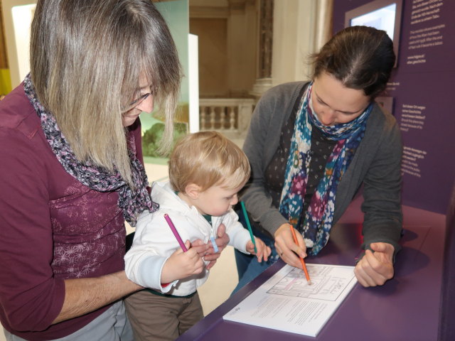 Mama, Nils und Sabine in der Sonderausstellung 'Holidays in Austria. Ein Urlaubsland erfindet sich neu'