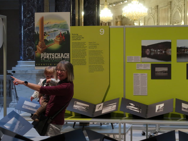 Nils und Mama in der Sonderausstellung 'Holidays in Austria. Ein Urlaubsland erfindet sich neu'