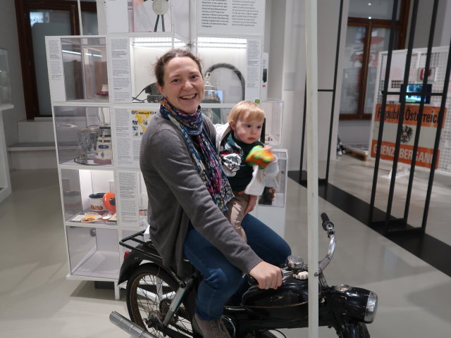 Sabine und Nils in der Dauerausstellung