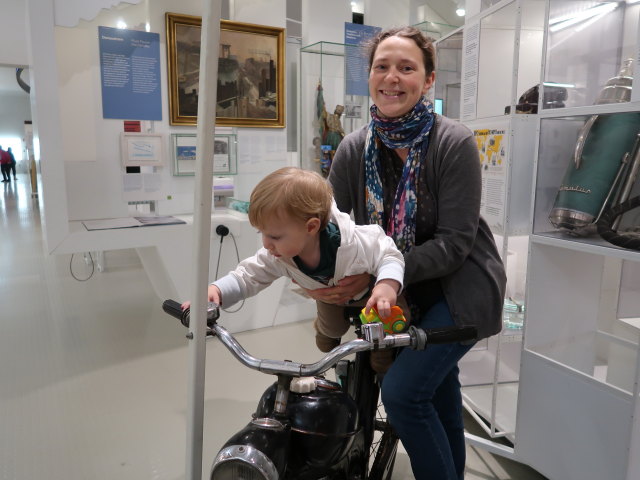 Nils und Sabine in der Dauerausstellung