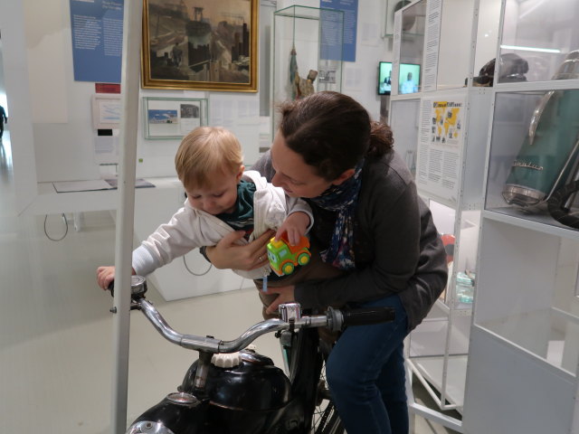 Nils und Sabine in der Dauerausstellung