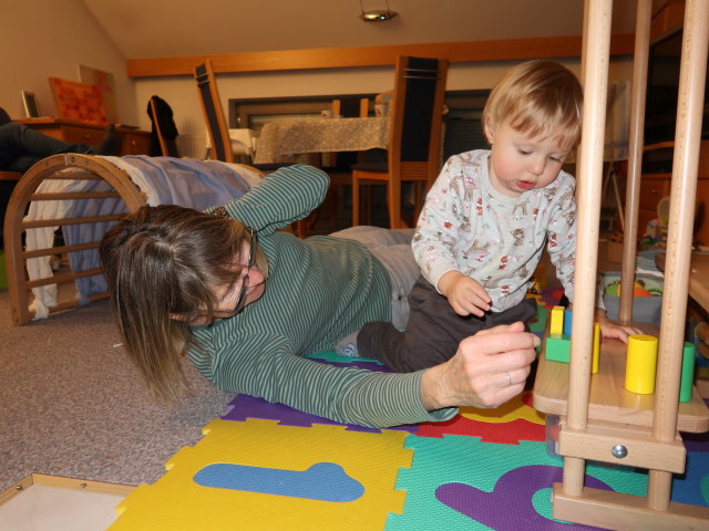 Mama und Nils in unserer Wohnung