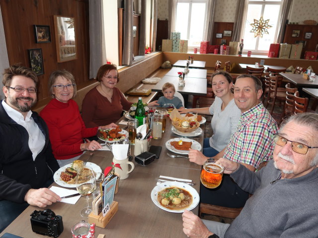 Markus, Mama, Brigitte, Nils, Sabine, ich und Papa im Gasthaus Napoleon