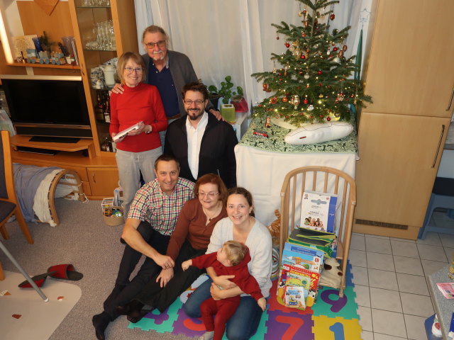 Mama, Papa, ich, Markus, Brigitte, Nils und Sabine in unserer Wohnung