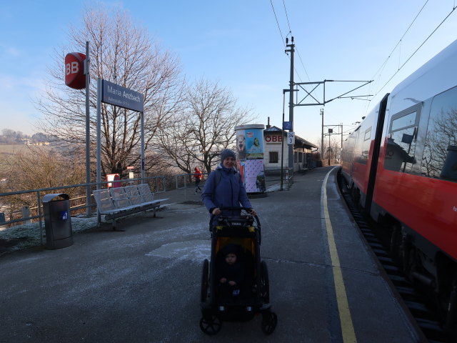 Sabine und Nils im Bahnhof Maria Anzbach, 274 m