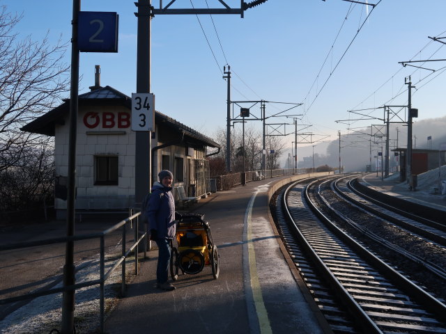 Sabine im Bahnhof Maria Anzbach, 274 m