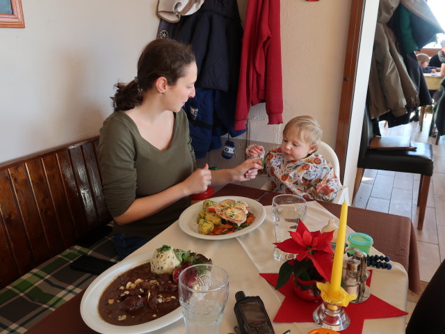 Sabine und Nils im Schutzhaus am Buchberg, 469 m