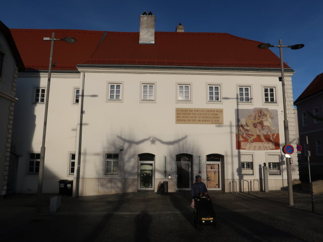 Sabine am Kirchenplatz in Neulengbach, 251 m