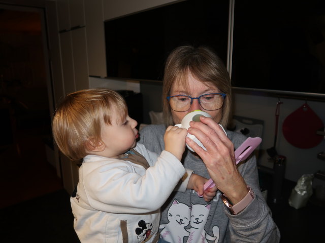 Nils und Mama im Haus meiner Eltern