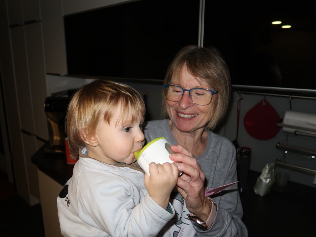 Nils und Mama im Haus meiner Eltern