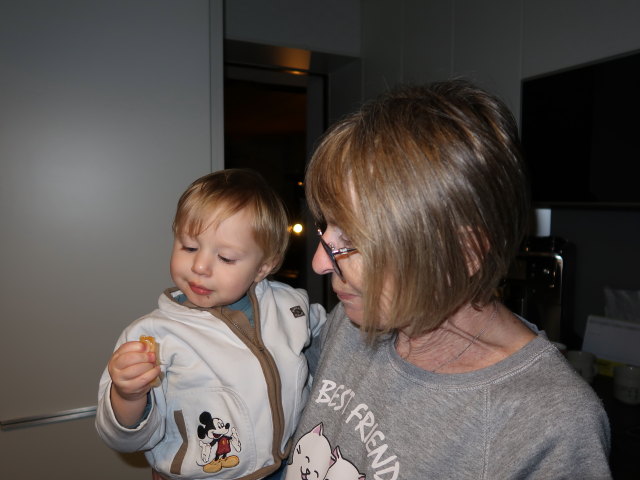 Nils und Mama im Haus meiner Eltern