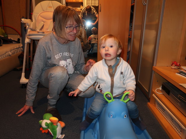 Mama und Nils im Haus meiner Eltern