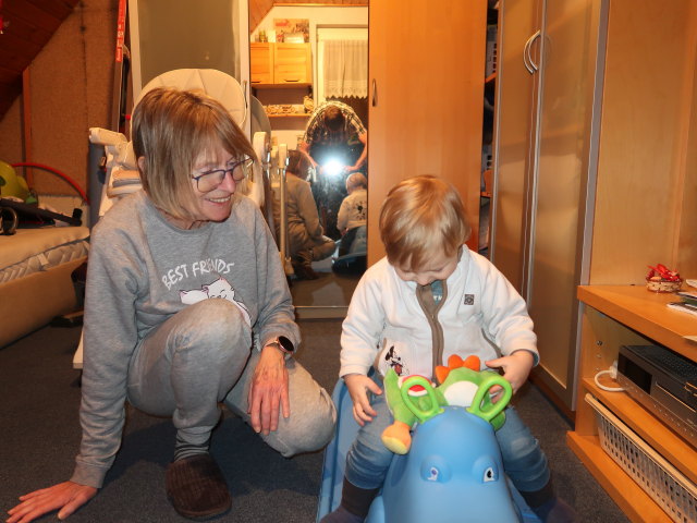 Mama und Nils im Haus meiner Eltern