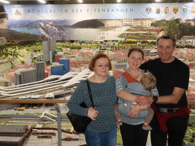 Brigitte, Sabine, Nils und ich beim Eisenbahnmodell
