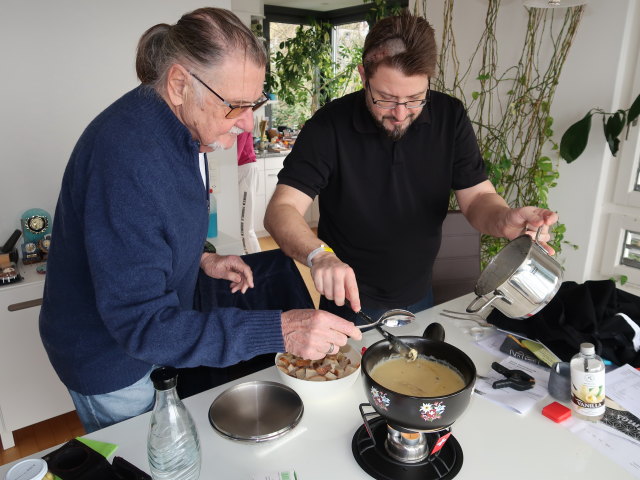 Papa und Markus in Markus Wohnung (10. Feb.)