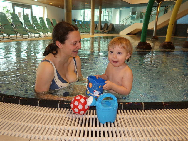 Sabine und Nils im Kleinkinderbecken