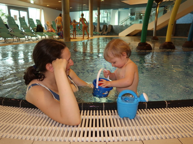 Sabine und Nils im Kleinkinderbecken