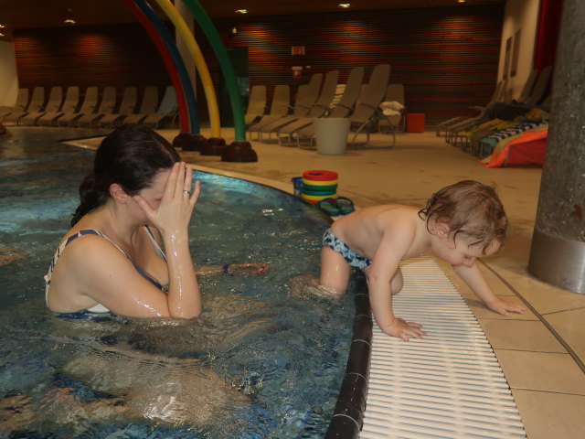 Sabine und Nils im Kleinkinderbecken