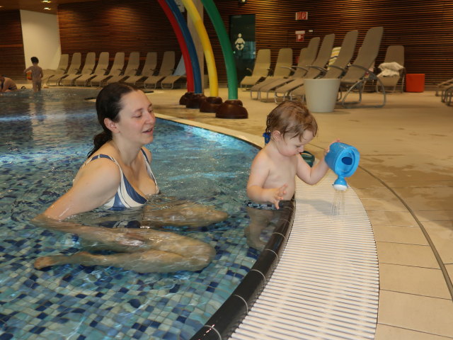 Sabine und Nils im Kleinkinderbecken