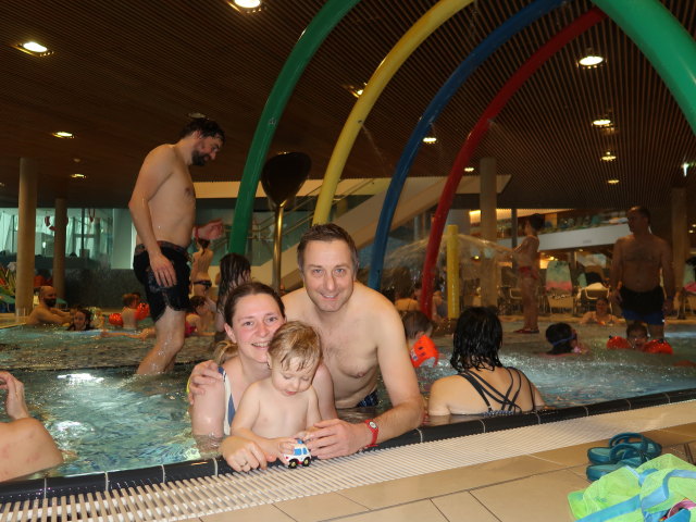 Sabine, Nils und ich im Kleinkinderbecken
