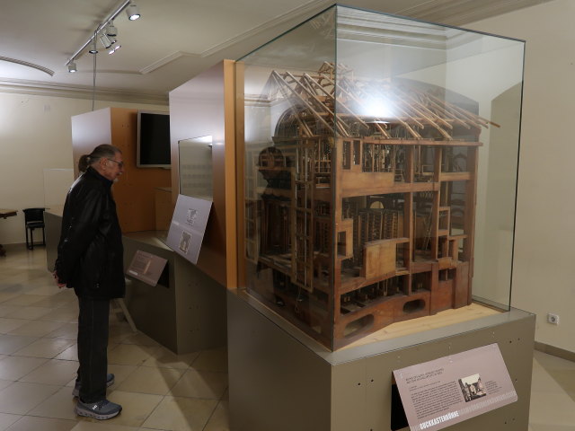 Papa in der Ausstellung 'Spielr&auml;ume'