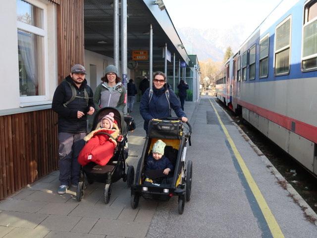 Manuel, Ella, Hannelore, Nils und Sabine im Bahnhof Puchberg am Schneeberg, 577 m