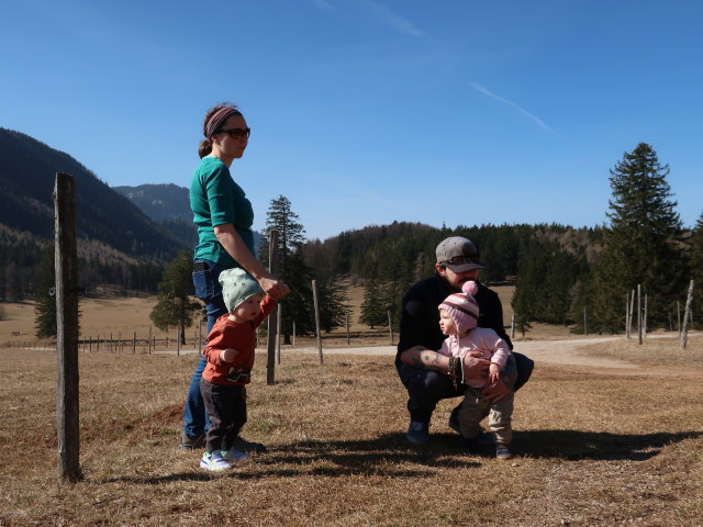 Sabine, Nils, Manuel und Ella auf der Mamauwiese, 957 m