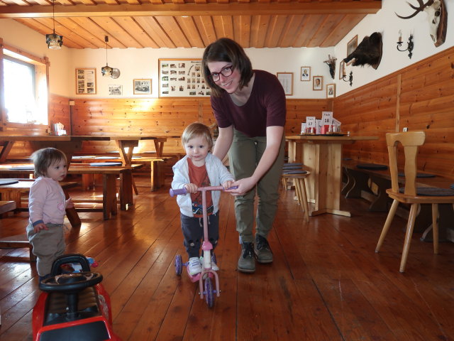 Ella, Nils und Hannelore im &Ouml;hler-Schutzhaus, 1.028 m